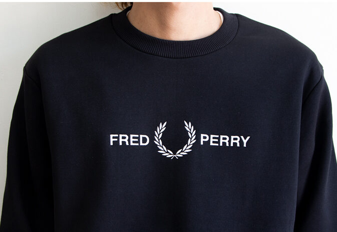 【 FRED PERRY フレッドペリー 】 GRAPHIC SWEATSHIRT グラフィック 刺繍ロゴ クルーネック スウェットシャツ M7521