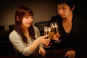 東京 変わった居酒屋　カップルの乾杯