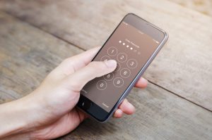 【浮気調査】パートナーの携帯・スマホのロック解除をする方法４選